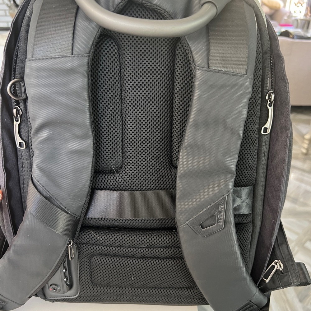 Bluetooth Backpack bookbag Great Gray KUWOW Bluetooth Tracking bag like New - Picture 7 of 12